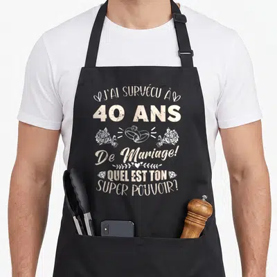 Tablier de cuisine noir avec texte blanc 40 ans de mariage et illustration d'anneaux et de bouquets de fleurs.