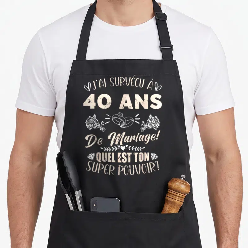 Tablier de cuisine noir avec texte blanc 40 ans de mariage et illustration d'anneaux et de bouquets de fleurs.