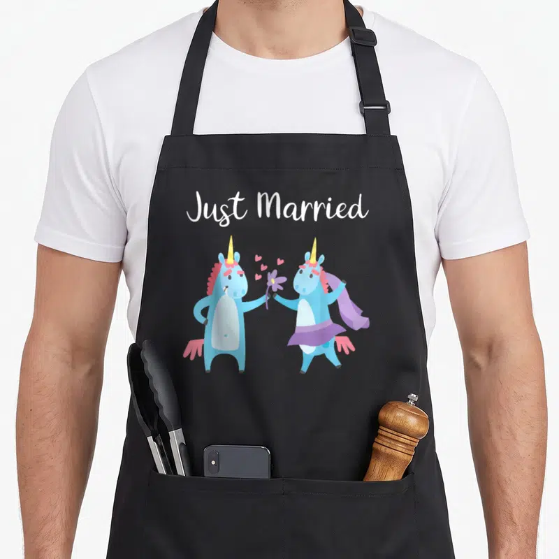 Tablier de cuisine noir avec deux licornes bleues et l'inscription Just Married en blanc.