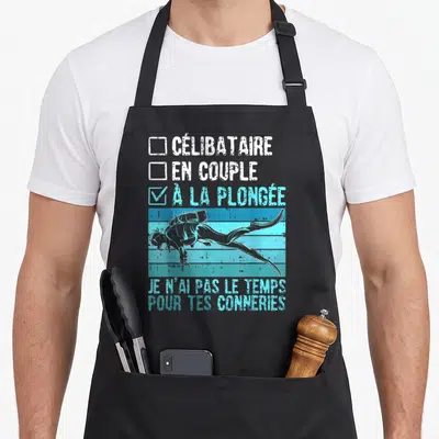 Tablier de cuisine noir avec illustration d'un plongeur et texte blanc et bleu citant la plongée et les conneries.