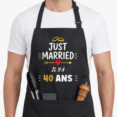 Tablier de cuisine noir avec texte Just Married Il y a 40 ans et anneaux dorés sur fond gris uni.