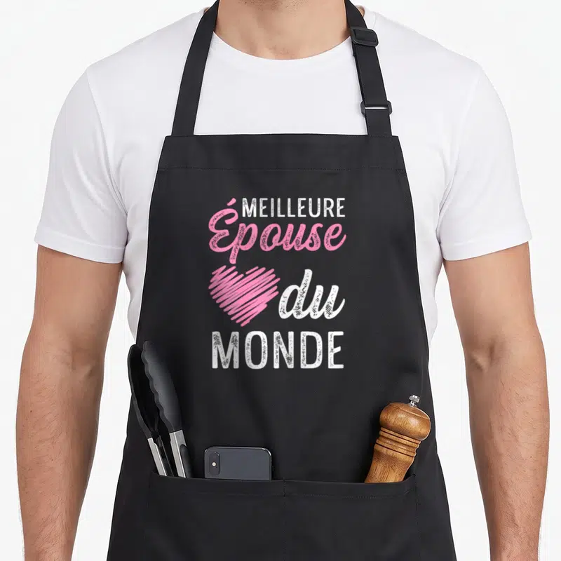 Tablier de cuisine noir avec inscription Meilleure Épouse du Monde et cœur rose dessiné à la main.