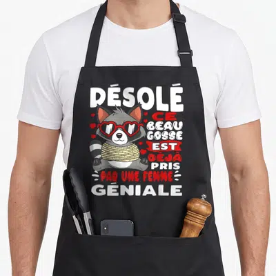 Tablier de cuisine noir avec un raton laveur aux lunettes en cœur et texte humoristique sur le couple.