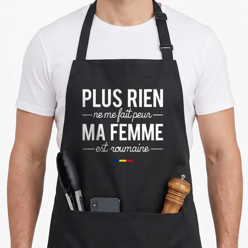 Tablier de cuisine noir avec inscription blanche Plus rien ne me fait peur ma femme est roumaine et drapeau roumain en bas.