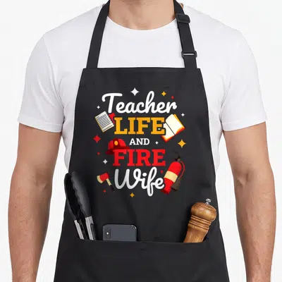 Tablier de cuisine noir avec l'inscription Teacher Life Fire Wife entourée d'un casque rouge et d'un extincteur.