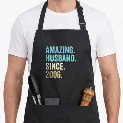 Tablier de cuisine noir avec le texte « Amazing Husband Since 2006 » en typographie colorée et dégradée.