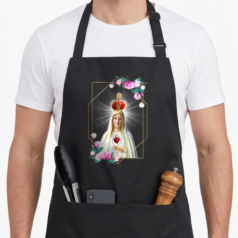Tablier de cuisine noir avec illustration de Notre Dame de Fatma encadrée de fleurs roses et d'un cadre géométrique doré.