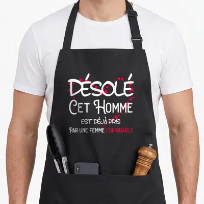 Tablier de cuisine noir avec inscription blanche et rouge Désolé cet Homme est déjà pris par une femme formidable entouré de petits cœurs.