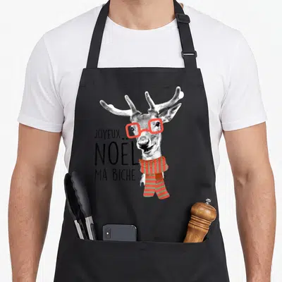 Tablier de cuisine noir avec illustration d'un cerf portant des lunettes carrées rouges et un foulard à rayures.