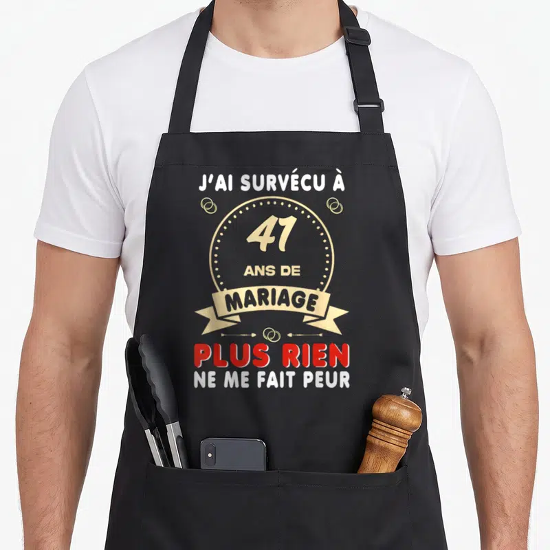Tablier de cuisine noir avec inscription 41 ans de mariage plus rien ne me fait peur et anneaux dorés.