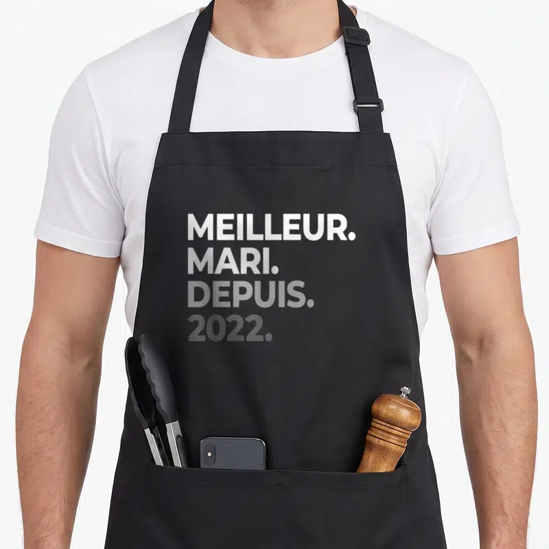 Tablier de cuisine noir avec inscription Meilleur Mari Depuis 2022 en lettres blanches et grises.