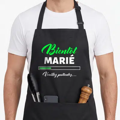 Tablier de cuisine noir avec inscription Bientôt Marié et barre de chargement verte.