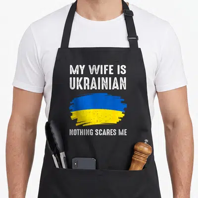 Tablier de cuisine noir avec drapeau ukrainien et texte blanc My Wife Is Ukrainian Nothing Scares Me