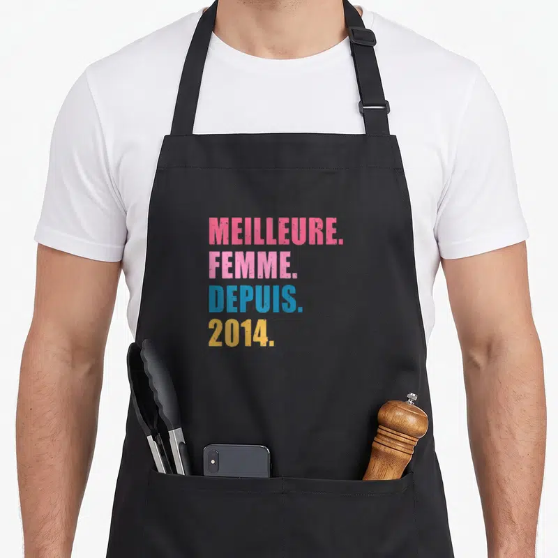 Tablier de cuisine noir avec l'inscription Meilleure Femme Depuis 2014 en lettres colorées.