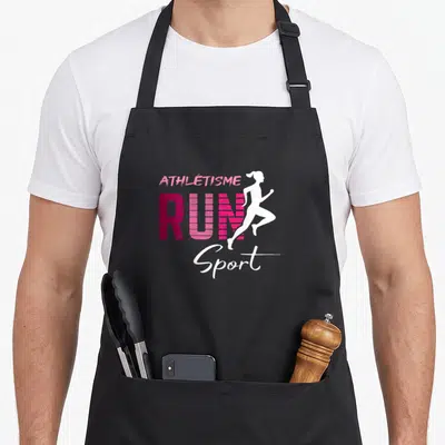 Tablier de cuisine noir avec le texte RUN ATHLÉTISME Sport et une silhouette de femme en course blanche sur fond rose dégradé.