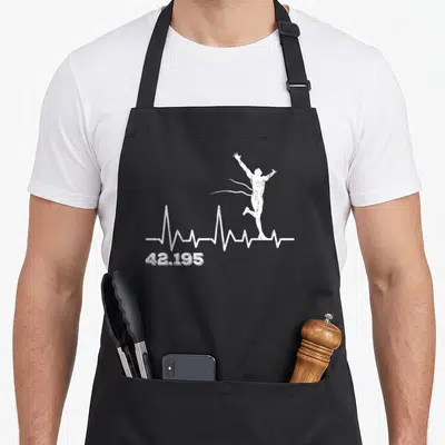 Tablier de cuisine noir avec silhouette blanche d'un coureur sur une ligne d'ECG et le chiffre 42.195 en bas à gauche.
