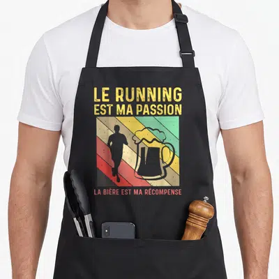 Tablier de cuisine noir avec silhouette de coureur, grande coupe de bière et texte jaune sur fond rayé multicolore.