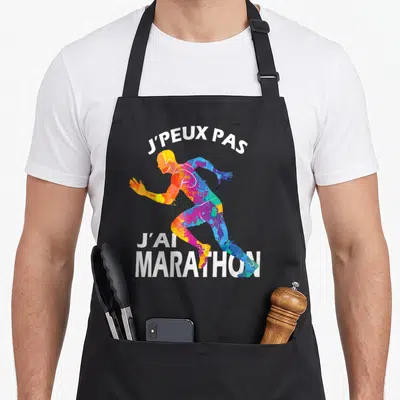 Tablier de cuisine noir avec silhouette de coureur multicolore et texte blanc J'ai marathon