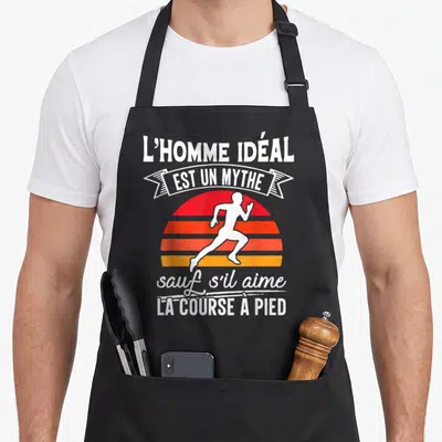 Tablier de cuisine noir avec silhouette de runner et texte L'homme idéal est un mythe sauf s'il aime la course à pied sur fond de soleil orange.