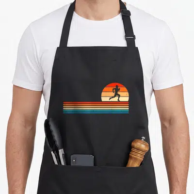 Tablier de cuisine noir avec silhouette de runner sur fond de soleil rayé orange et bleu, style vintage.