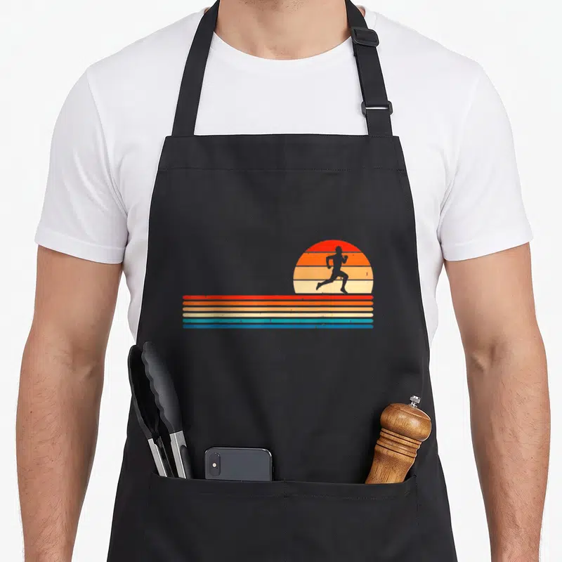 Tablier de cuisine noir avec silhouette de runner sur fond de soleil rayé orange et bleu, style vintage.