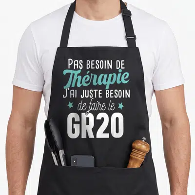 Tablier de cuisine noir avec l'inscription Pas besoin de thérapie j'ai juste besoin de faire le GR20 en blanc et turquoise.