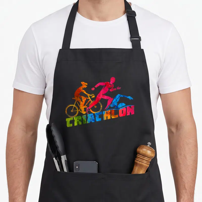 Tablier de cuisine noir avec silhouettes colorées de triathlètes et le mot triathlon en lettres texturées.