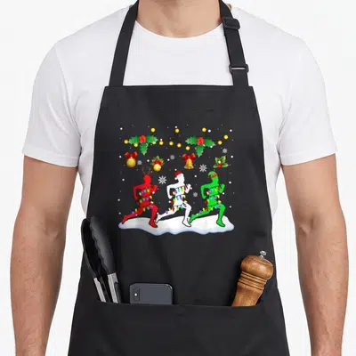 Tablier de cuisine noir avec trois runners festifs, guirlandes lumineuses et décorations de Noël suspendues au-dessus.