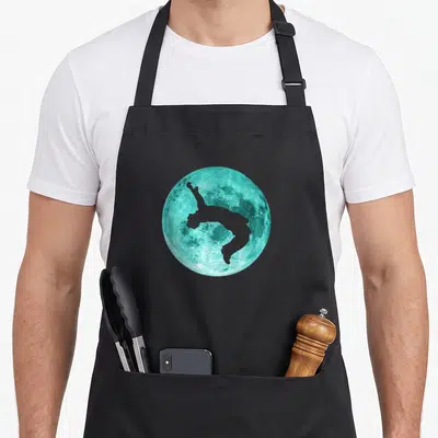 Tablier de cuisine noir avec une lune turquoise et la silhouette grise d'un athlete en saut acrobatique.