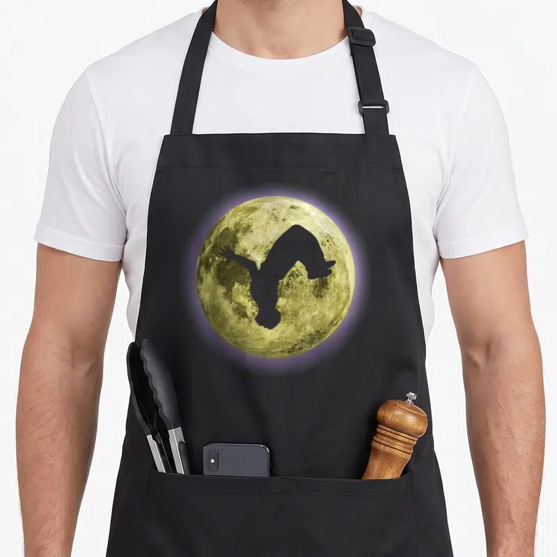Tablier de cuisine noir avec silhouette de parkour effectuant un backflip sur fond de lune détaillée.