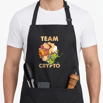 Tablier de cuisine noir avec linscription TEAM CRYPTO et des personnages de pièces de monnaie et billets animés.