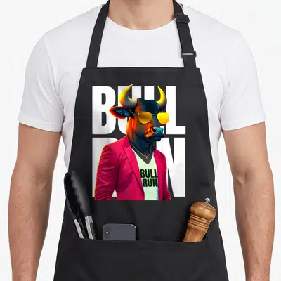 Tablier de cuisine noir avec un taureau en costume rose portant des lunettes de soleil dorées sur fond blanc.