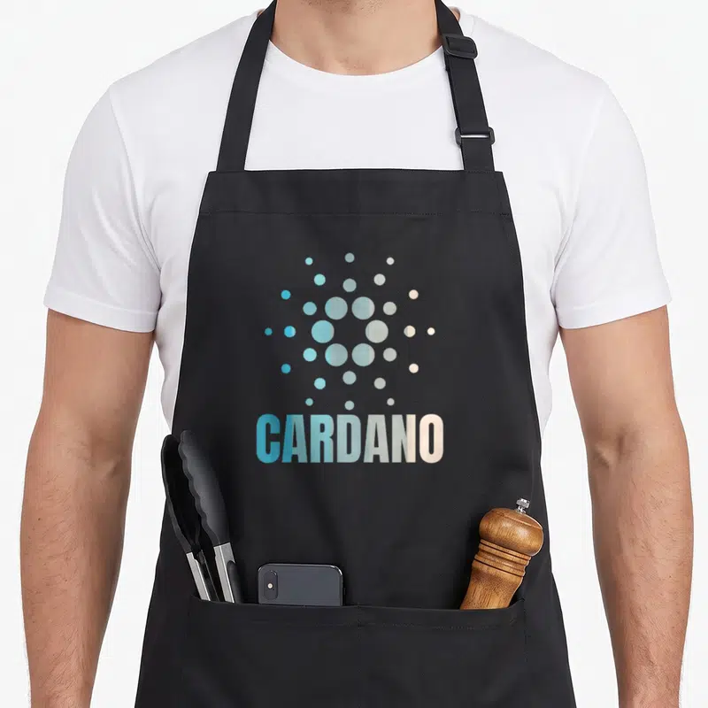 Tablier de cuisine noir avec logo Cardano ADA en cercles pastel et typographie moderne.