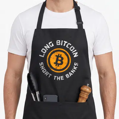 Tablier de cuisine noir avec logo Bitcoin orange et texte blanc Long Bitcoin Short The Banks en cercle.