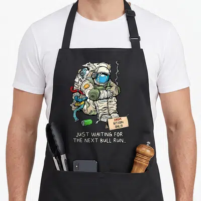 Tablier de cuisine noir avec illustration d'un astronaute en détresse tenant une pancarte Bitcoin Only.