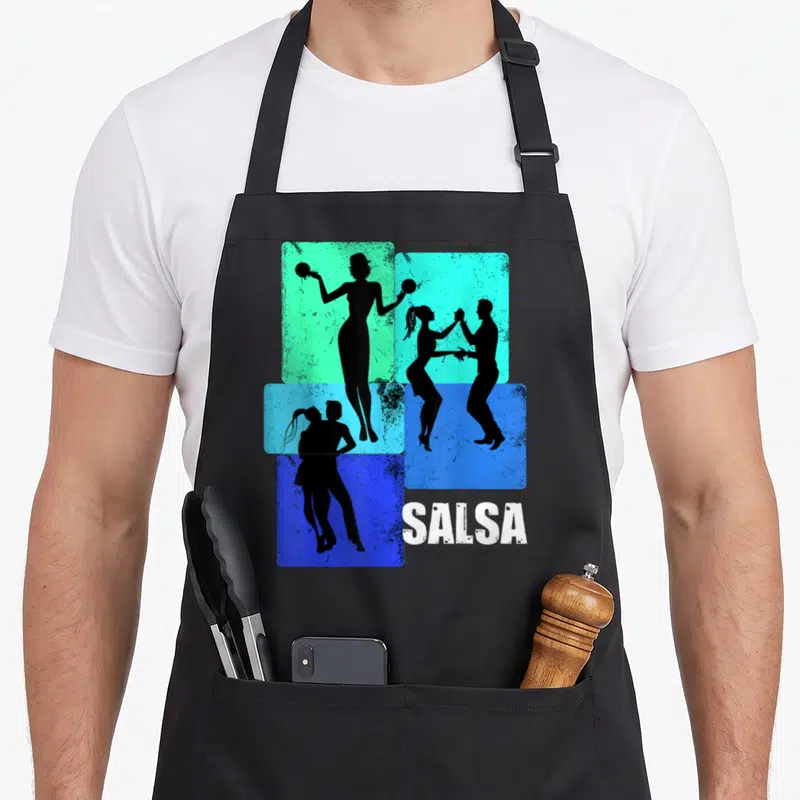 Tablier de cuisine noir avec silhouettes de danseurs salsa sur fonds turquoise et bleu texturés.