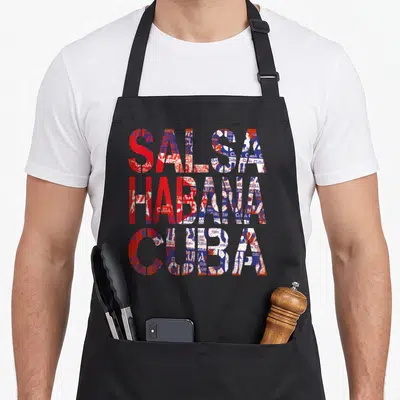 Tablier de cuisine noir avec inscription Salsa Habana Cuba en lettres rouges et bleues texturées.