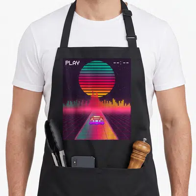 Tablier de cuisine noir avec illustration Synthwave montrant une voiture sur grille néon devant un soleil strié et le mot PLAY.