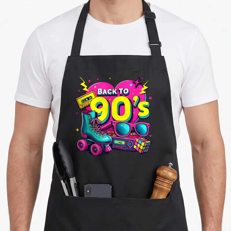 Tablier de cuisine noir avec motif rétro Back to 90s incluant des skates et une cassette audio.