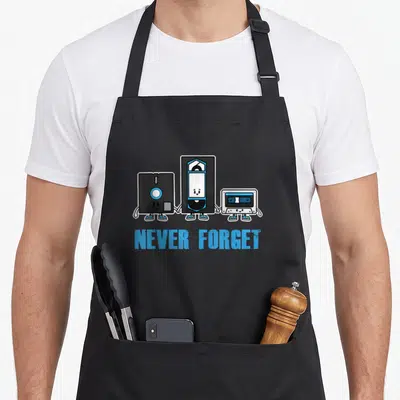 Tablier de cuisine noir avec une cassette, une VHS et une disquette anthropomorphes tenant la main sous le texte Never Forget en bleu.