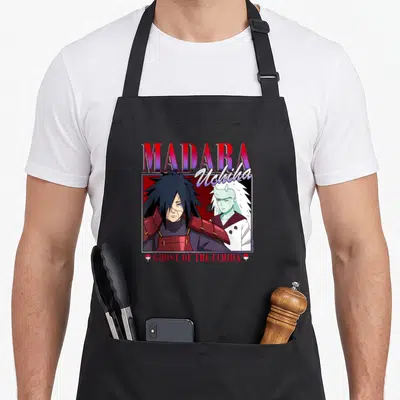 Tablier de cuisine noir avec illustration Madara Uchiha et texte Ghost of the Uchiha en style rétro.