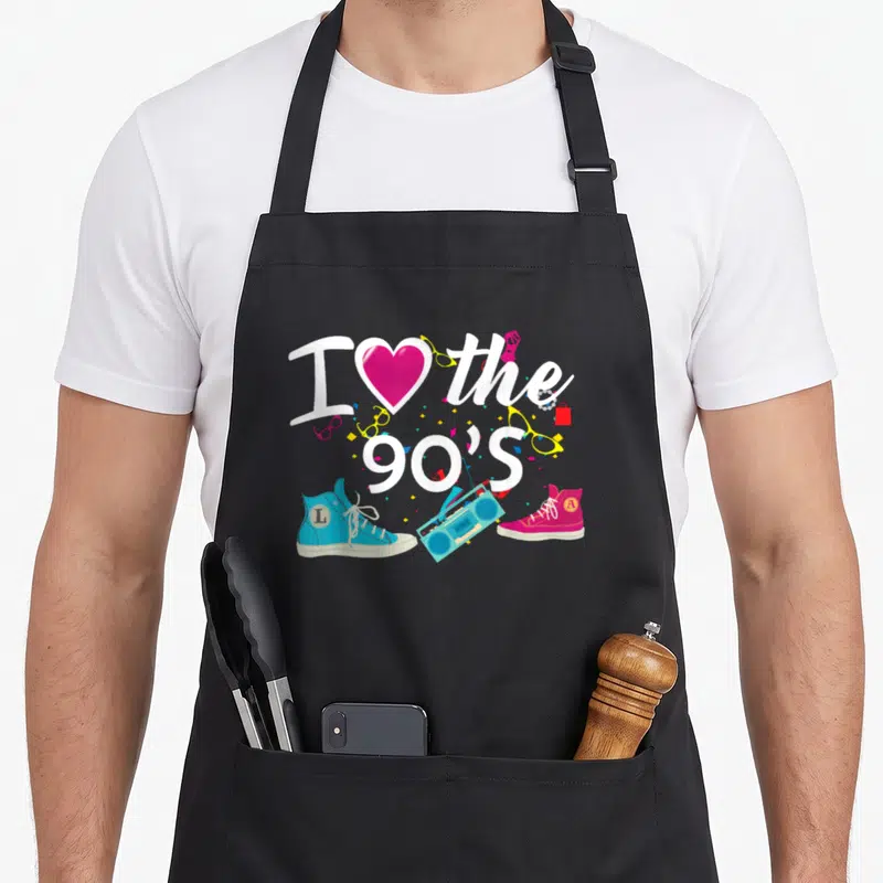 Tablier de cuisine noir avec motif rétro 90s, boombox, baskets et cœur rose vif.