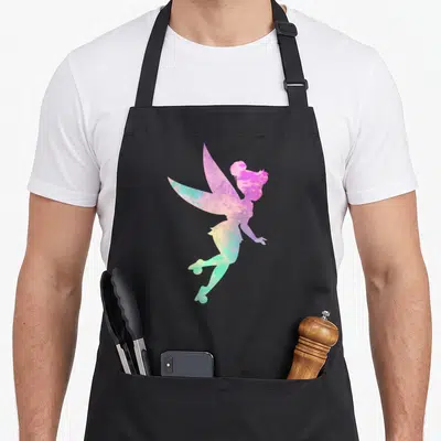 Tablier de cuisine noir avec une silhouette de Clochette aux couleurs tie dye pastel rose et turquoise.