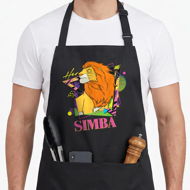 Tablier de cuisine noir avec illustration rétro d'un lion Simba aux couleurs vives et textes Her et SIMBA.