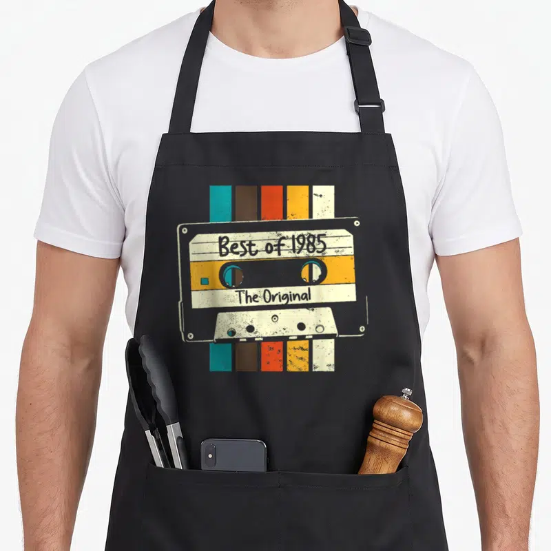 Tablier de cuisine noir avec une illustration de mixtape vintage multicolore et texte Best of 1985 The Original