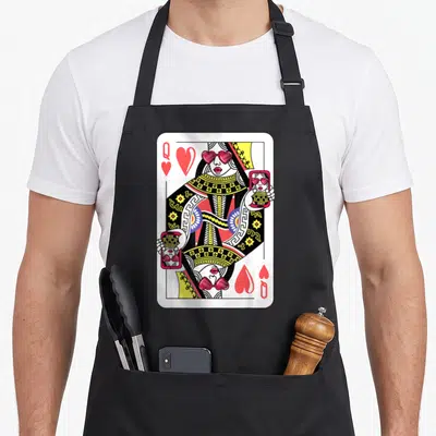 Tablier de cuisine noir avec illustration Reine de Cœurs portant des lunettes cœur et prenant un selfie.