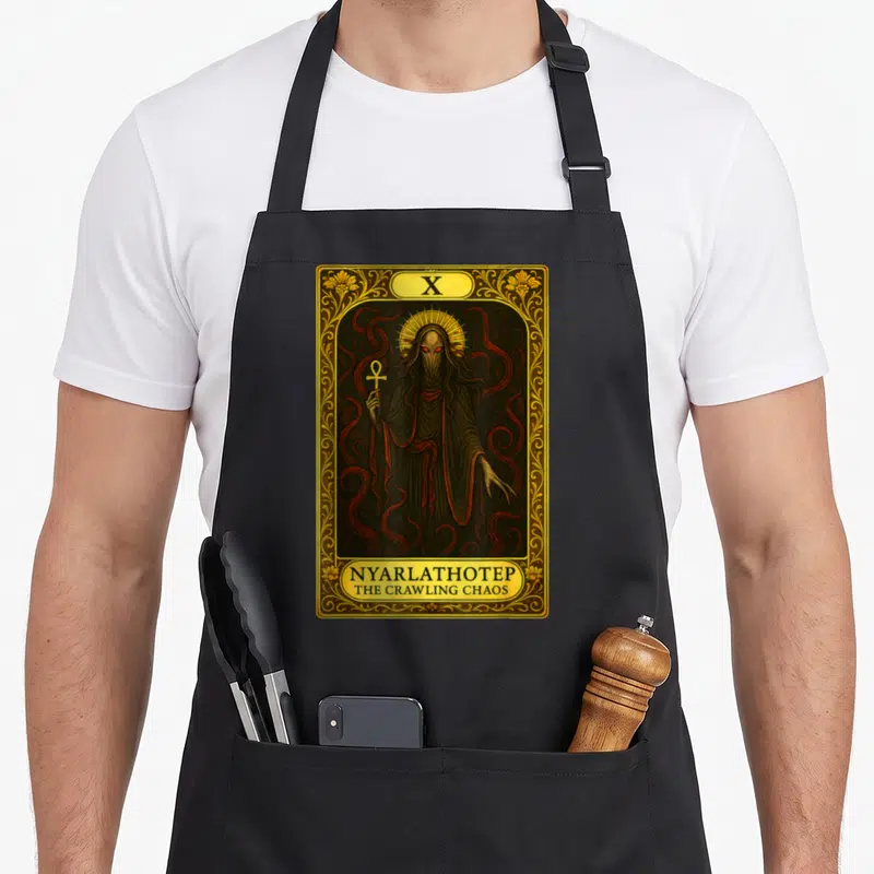 Tablier de cuisine noir avec illustration de Nyarlathotep le chaos rampant en style carte de tarot dorée et sombre.