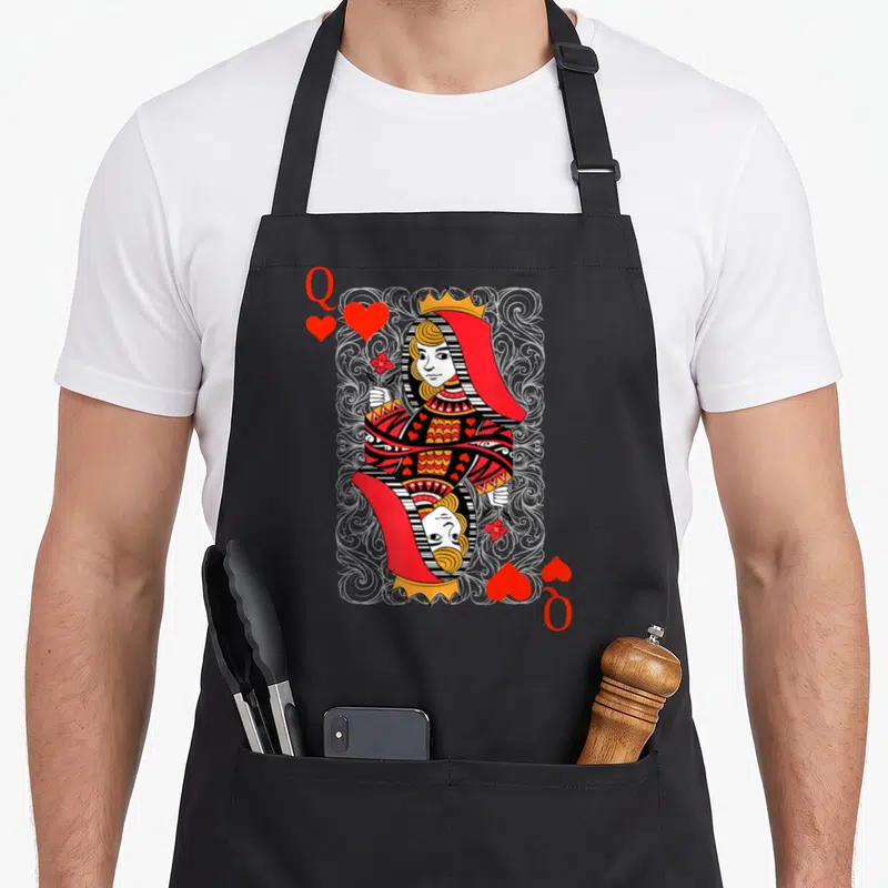Tablier de cuisine noir avec illustration Reine de Cœur playing card rouge et noire, couronne et lettres Q aux angles.