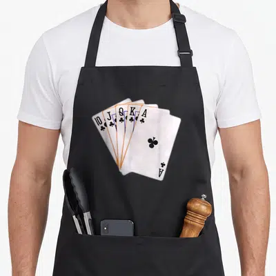 Tablier de cuisine noir avec une illustration de cinq cartes à jouer formant une main gagnante de trèfles.