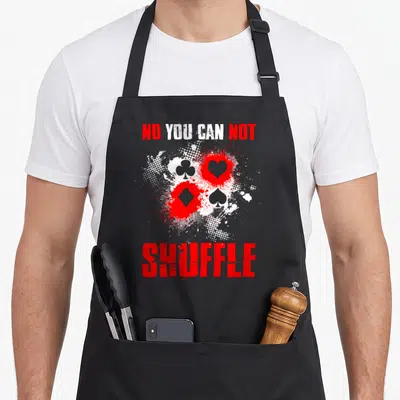 Tablier de cuisine noir avec inscription No You Can Not Shuffle et symboles de cartes à jouer rouges et blancs.